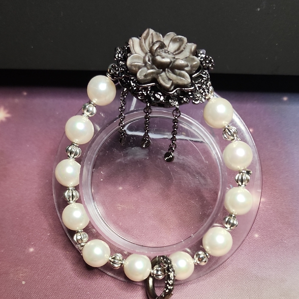 Elegant Pearl and Black Floral Bracelet